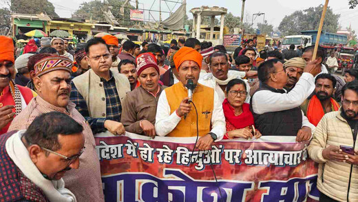 बांग्लादेश में हिंदुओं पर कथित अत्याचार के विरोध में लखीसराय में विशाल आक्रोश मार्च